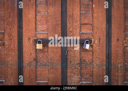 deux cadenas sur porte en bois, porte fermée Banque D'Images