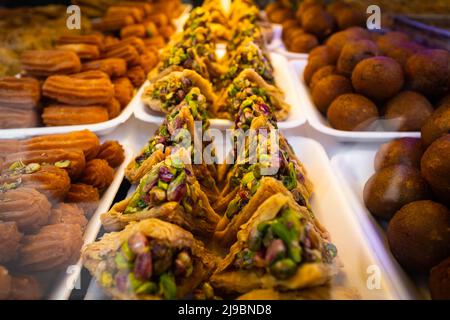 Bonbons arabes avec pistache en gros plan Banque D'Images