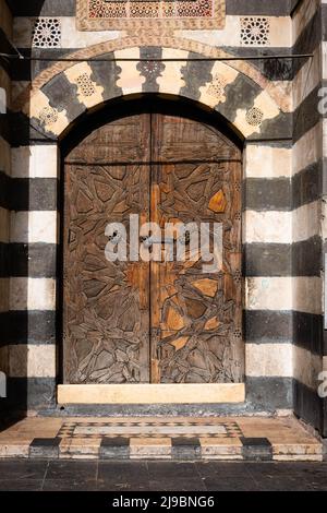 Une porte en bois historique et une architecture orientale dans la vieille ville de damas, en Syrie Banque D'Images