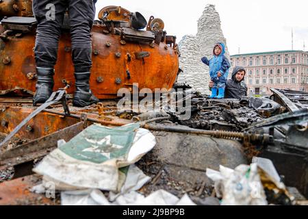 KIEV, KIEV, Ukraine. 22nd mai 2022. Un enfant monte sur l'épave d'un char russe exposé à Kiev pour la vitrine de la résistance ukrainienne, au milieu de l'invasion russe. Les forces russes avançant leurs attaques contre Kharkiv et Donbass, les États-Unis ont approuvé une nouvelle série de militaires en soutien aux forces ukrainiennes. (Image de crédit : © Daniel Cing Shou-Yi/ZUMA Press Wire) Banque D'Images