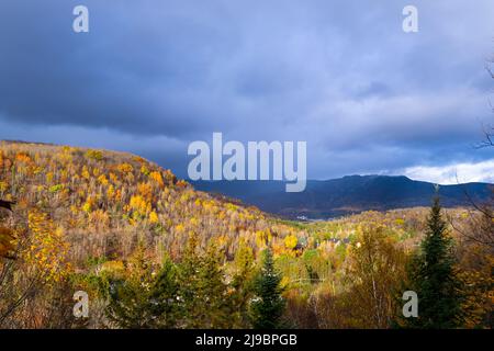 Lac Tremblant resort et à l'automne Banque D'Images