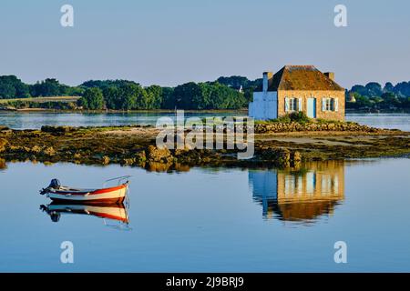 France, Morbihan, rivière Etel, Belz, île de Saint-Cado, L'îlot de Nichtarguer et sa maison de pêcheur Banque D'Images