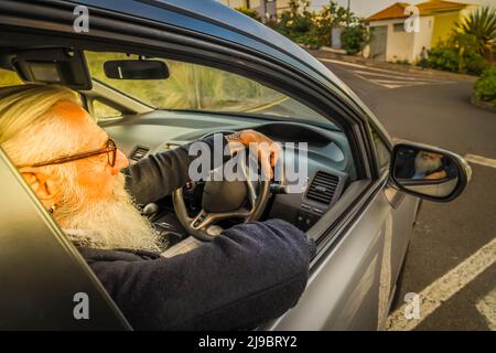 Homme senior en voiture Banque D'Images