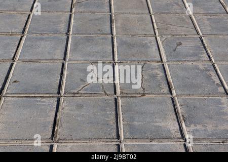 Carrelage en béton pour usage extérieur trottoirs, revêtement antidérapant et résistant à l'usure avec carreaux hydrauliques sales et cassés, vue en perspective Banque D'Images