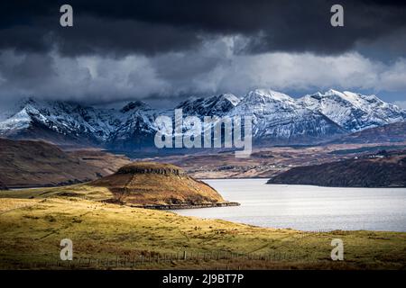 Les Cuillins noirs de l'autre côté du Loch Harport. Banque D'Images