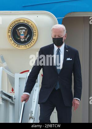 Fussa, Japon. 22nd mai 2022. Le président américain Joe Biden arrive à la base aérienne de Yokota à Tokyo, au Japon, le 22 mai 2022. Photo par Keizo Mori/UPI crédit: UPI/Alay Live News Banque D'Images