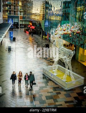 Les amateurs de shopping et les décorations de Noël au centre Highcross de Leicester. Banque D'Images