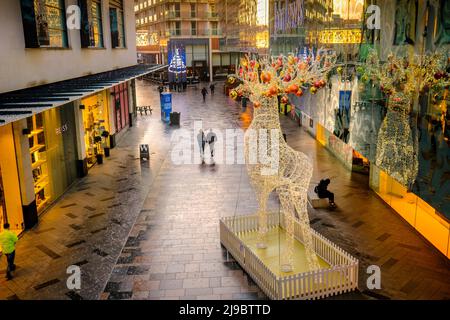 Les amateurs de shopping et les décorations de Noël au centre Highcross de Leicester. Banque D'Images