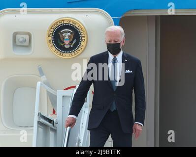 Fussa, Japon. 22nd mai 2022. Le président américain Joe Biden arrive à la base aérienne de Yokota à Tokyo, au Japon, le 22 mai 2022. Photo par Keizo Mori/UPI crédit: UPI/Alay Live News Banque D'Images