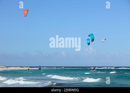 BOCA GRANDI, ARUBA - 17 DÉCEMBRE 2020 : kite et surfeurs à ailes à la plage de Boca Grandi sur la côte sud-est de l'île des Caraïbes d'Aruba Banque D'Images