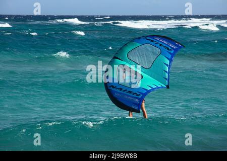 BOCA GRANDI, ARUBA - 17 DÉCEMBRE 2020 : personne avec un cerf-volant Naish Wing-Surfer à la plage de Boca Grandi sur l'île des Caraïbes d'Aruba (Selective Focus) Banque D'Images