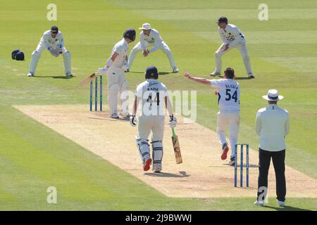 22 mai 2022. Londres, Royaume-Uni. Ethan Bamber de Middlesex commence à célébrer après avoir reçu le cricket de Liam Trevaskis alors que Middlesex prend Durham le quatrième jour du match de championnat de comté à Lords. David Rowe/Alay Live News Banque D'Images