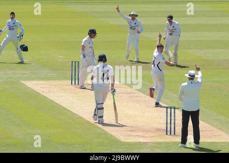 22 mai 2022. Londres, Royaume-Uni. Ethan Bamber de Middlesex commence à célébrer après avoir reçu le cricket de Liam Trevaskis alors que Middlesex prend Durham le quatrième jour du match de championnat de comté à Lords. David Rowe/Alay Live News Banque D'Images