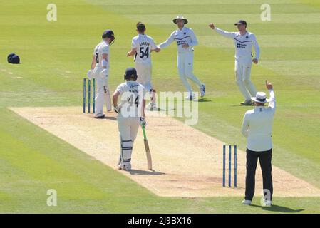 22 mai 2022. Londres, Royaume-Uni. Ethan Bamber de Middlesex commence à célébrer après avoir reçu le cricket de Liam Trevaskis alors que Middlesex prend Durham le quatrième jour du match de championnat de comté à Lords. David Rowe/Alay Live News Banque D'Images