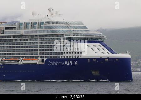 Celebrity Apex, un bateau de croisière de classe Edge exploité par Celebrity Cruises, une filiale du Royal Caribbean Group, passe devant Gourock sur le Firth de Clyde à son arrivée au port voisin de Greenock. Banque D'Images