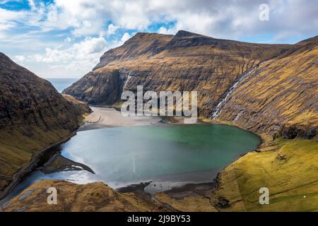 La belle vallée de Saksun dans les îles Féroé avec vue sur le lac Pollurin. Banque D'Images