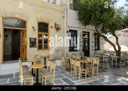 IOS, Grèce - 20 septembre 2020 : restaurant grec dans la vieille ville de Chora, la capitale de l'île d'iOS. Architecture traditionnelle des Cyclades. Grèce Banque D'Images