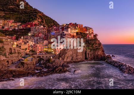 Maisons colorées en bord de falaise à Maranola, Cinque Terre, dans le nord de l'Italie. Banque D'Images