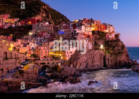 Maisons colorées en bord de falaise à Maranola, Cinque Terre, dans le nord de l'Italie. Banque D'Images