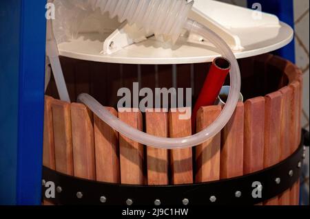 Gros plan machine à vendanger manuellement le raisin ou presse à vin Banque D'Images