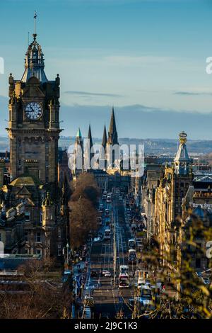 Circulation du lundi matin sur Princess Street à Édimbourg avec vue sur l'hôtel Balmoral. Banque D'Images