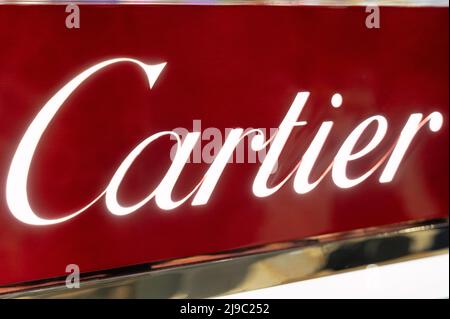 Istanbul, Turquie - janvier 2022 : gros plan du logo de la marque Cartier à la boutique hors taxes de couleur rouge-blanc Banque D'Images