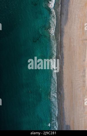 Ce n'est pas une âme en vue, car les eaux d'aigue-mer se trouvent contre cette plage blanche parfaite. Banque D'Images