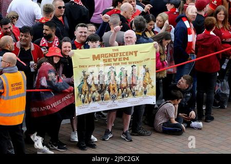 Liverpool, Royaume-Uni. 22nd mai 2022. Les fans de Liverpool attendent l'arrivée du bus de l'équipe du FC Liverpool. Match Premier League, Liverpool et Wolverhampton Wanderers à Anfield à Liverpool le dimanche 22nd mai 2022. Cette image ne peut être utilisée qu'à des fins éditoriales. Utilisation éditoriale uniquement, licence requise pour une utilisation commerciale. Aucune utilisation dans les Paris, les jeux ou les publications d'un seul club/ligue/joueur. photo par Chris Stading/Andrew Orchard sports Photography/Alamy Live News crédit: Andrew Orchard sports Photography/Alamy Live News Banque D'Images