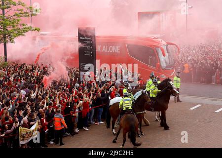 Liverpool, Royaume-Uni. 22nd mai 2022. Les fans de Liverpool regardent le bus de l'équipe du FC Liverpool arriver devant Anfield avant le match. Match Premier League, Liverpool et Wolverhampton Wanderers à Anfield à Liverpool le dimanche 22nd mai 2022. Cette image ne peut être utilisée qu'à des fins éditoriales. Utilisation éditoriale uniquement, licence requise pour une utilisation commerciale. Aucune utilisation dans les Paris, les jeux ou les publications d'un seul club/ligue/joueur. photo par Chris Stading/Andrew Orchard sports Photography/Alamy Live News crédit: Andrew Orchard sports Photography/Alamy Live News Banque D'Images