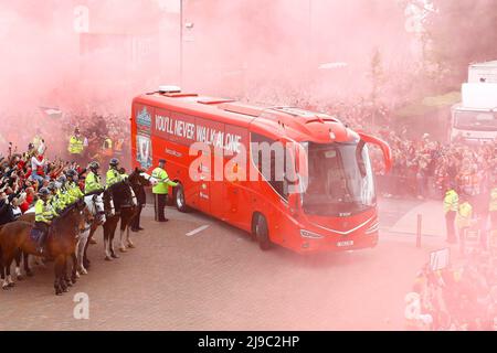 Liverpool, Royaume-Uni. 22nd mai 2022. Les fans de Liverpool regardent le bus de l'équipe du FC Liverpool arriver à l'extérieur d'Anfield avant le match.Premier League Match, Liverpool v Wolverhampton Wanderers à Anfield à Liverpool le dimanche 22nd mai 2022. Cette image ne peut être utilisée qu'à des fins éditoriales. Utilisation éditoriale uniquement, licence requise pour une utilisation commerciale. Aucune utilisation dans les Paris, les jeux ou les publications d'un seul club/ligue/joueur. photo par Chris Stading/Andrew Orchard sports Photography/Alamy Live News crédit: Andrew Orchard sports Photography/Alamy Live News Banque D'Images