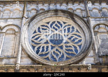 Cognac, France - 25 avril 2022 : gros plan de la fenêtre rose en forme de chuch St léger à Cognac en Charente France Banque D'Images