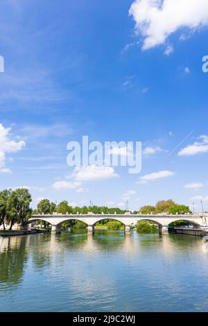 Rivière Charente et pont d'entrée principal Cognac en Charente France Banque D'Images