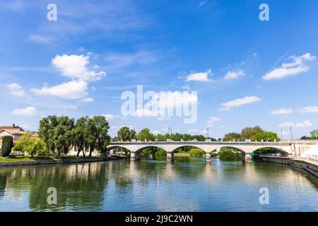 Rivière Charente et pont d'entrée principal Cognac en Charente France Banque D'Images