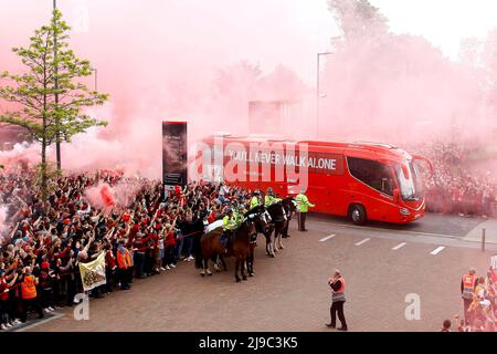 Liverpool, Royaume-Uni. 22nd mai 2022. Les fans de Liverpool regardent le bus de l'équipe du FC Liverpool arriver devant Anfield avant le match.Premier League Match, Liverpool v Wolverhampton Wanderers à Anfield à Liverpool le dimanche 22nd mai 2022. Cette image ne peut être utilisée qu'à des fins éditoriales. Utilisation éditoriale uniquement, licence requise pour une utilisation commerciale. Aucune utilisation dans les Paris, les jeux ou les publications d'un seul club/ligue/joueur. photo par Chris Stading/Andrew Orchard sports Photography/Alamy Live News crédit: Andrew Orchard sports Photography/Alamy Live News Banque D'Images