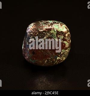 Macro gros plan photo couleur de 'Shattuckite' une pierre précieuse semi-précieuse de cristal utilisée dans la thérapie de guérison de cristal Banque D'Images