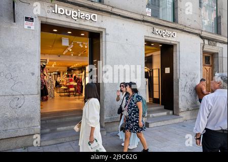 Madrid, Espagne. 17th mai 2022. Des piétons marchent devant la marque espagnole de vêtements Desigual magasin en Espagne. (Image de crédit : © Xavi Lopez/SOPA Images via ZUMA Press Wire) Banque D'Images