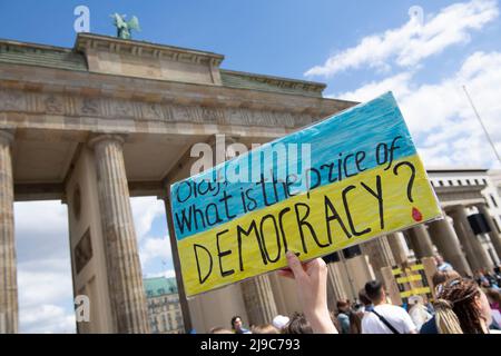 Berlin, Allemagne. 22nd mai 2022. Les participants à la manifestation contre la guerre en Ukraine se tiennent à la porte de Brandebourg. Credit: Paul Zinken/dpa/Alay Live News Banque D'Images