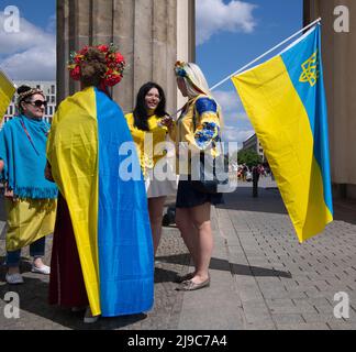 Berlin, Allemagne. 22nd mai 2022. Les participants à la manifestation contre la guerre en Ukraine se tiennent à la porte de Brandebourg. Credit: Paul Zinken/dpa/Alay Live News Banque D'Images