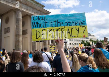 Berlin, Allemagne. 22nd mai 2022. Les participants à la manifestation contre la guerre en Ukraine se tiennent à la porte de Brandebourg. Credit: Paul Zinken/dpa/Alay Live News Banque D'Images