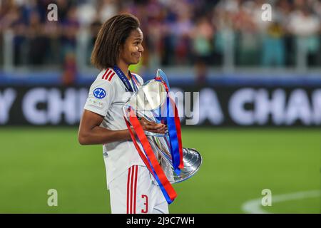 Wendie Renard de l'Olympique Lyonnais célèbre avec le trophée lors du match de football final 2021/22 de l'UEFA Women's Champions League entre le FC Barcelone et l'Olympique Lyonnais au stade Allianz.(score final; FC Barcelone 1:3 Olympique Lyonnais) (photo de Fabrizio Carabelli / SOPA Images / Sipa USA) Banque D'Images