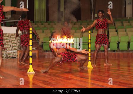 (220522) -- NAIROBI, le 22 mai 2022 (Xinhua) -- les acrobates se sont spectacle aux Bomas du Kenya à Nairobi, au Kenya, le 20 mai 2022. POUR ALLER AVEC "Feature: Le village culturel du Kenya inspire les jeunes à embrasser les coutumes ancestrales" (photo de Chrispinus Omar/Xinhua) Banque D'Images