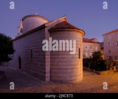 Église de la Sainte Trinité à Budva Montengro dans l'heure bleue du matin. Banque D'Images