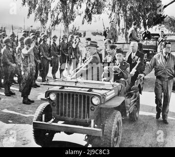 Casablanca, Maroc. Le président Franklin D. Roosevelt examine les troupes américaines. Le sergent d'état-major Oran lass de Kansas City, Missouri, conduit la jeep - janvier 1943 Banque D'Images