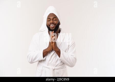 Jeune afro-américain en peignoir criant fier et célébrant la victoire et le succès très excité, applaudissent l'émotion Banque D'Images