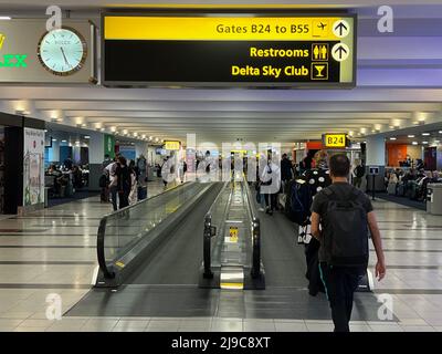 New York, États-Unis. 20th mai 2022. Les passagers traversent le terminal 4 de l'aéroport JFK de New York le 20 mai 2022. Delta, Émirats, Etihad, KLM, LATAM, Singapore Airlines, Virgin Atlantic et Swiss font partie des compagnies aériennes qui utilisent le terminal 4. (Photo de Samuel Rigelhaupt/Sipa USA) crédit: SIPA USA/Alay Live News Banque D'Images