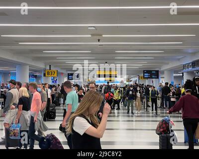 New York, États-Unis. 20th mai 2022. Les passagers traversent le terminal 4 de l'aéroport JFK de New York le 20 mai 2022. Delta, Émirats, Etihad, KLM, LATAM, Singapore Airlines, Virgin Atlantic et Swiss font partie des compagnies aériennes qui utilisent le terminal 4. (Photo de Samuel Rigelhaupt/Sipa USA) crédit: SIPA USA/Alay Live News Banque D'Images