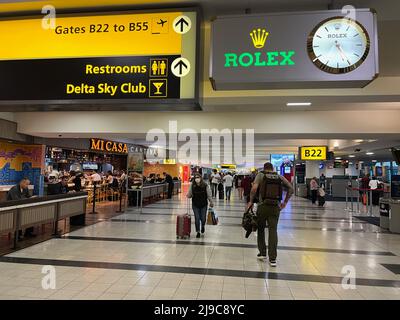 New York, États-Unis. 20th mai 2022. Les passagers traversent le terminal 4 de l'aéroport JFK de New York le 20 mai 2022. Delta, Émirats, Etihad, KLM, LATAM, Singapore Airlines, Virgin Atlantic et Swiss font partie des compagnies aériennes qui utilisent le terminal 4. (Photo de Samuel Rigelhaupt/Sipa USA) crédit: SIPA USA/Alay Live News Banque D'Images