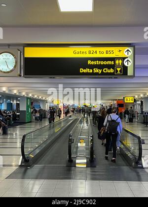 New York, États-Unis. 20th mai 2022. Les passagers traversent le terminal 4 de l'aéroport JFK de New York le 20 mai 2022. Delta, Émirats, Etihad, KLM, LATAM, Singapore Airlines, Virgin Atlantic et Swiss font partie des compagnies aériennes qui utilisent le terminal 4. (Photo de Samuel Rigelhaupt/Sipa USA) crédit: SIPA USA/Alay Live News Banque D'Images