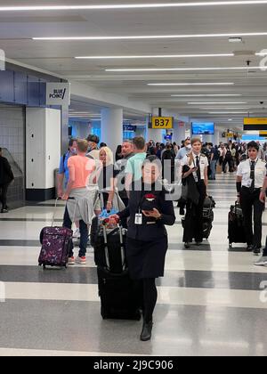 New York, États-Unis. 20th mai 2022. Les passagers traversent le terminal 4 de l'aéroport JFK de New York le 20 mai 2022. Delta, Émirats, Etihad, KLM, LATAM, Singapore Airlines, Virgin Atlantic et Swiss font partie des compagnies aériennes qui utilisent le terminal 4. (Photo de Samuel Rigelhaupt/Sipa USA) crédit: SIPA USA/Alay Live News Banque D'Images