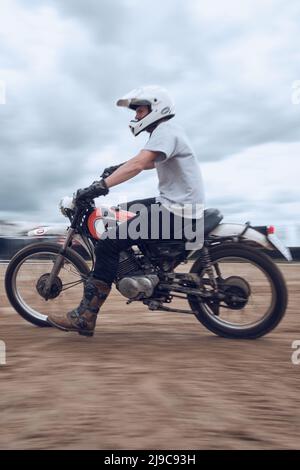 Margate, Kent, Royaume-Uni. 21st mai 2022. Motocycliste pendant la course Mile Beach 2022 à Margate Beach ( Credit: Gergo Toth/Alay Live News Banque D'Images